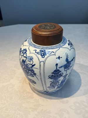 A Chinese blue and white 'Antiquities and Flower Baskets' vase with a wooden cover, Kangxi — photo 3