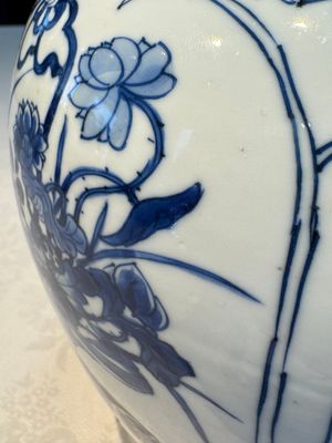 A Chinese blue and white 'Antiquities and Flower Baskets' vase with a wooden cover, Kangxi — photo 4
