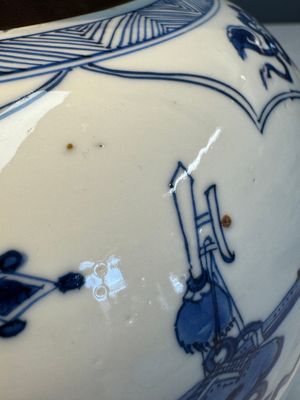 A Chinese blue and white 'Antiquities and Flower Baskets' vase with a wooden cover, Kangxi — photo 5