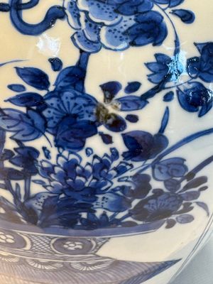 A Chinese blue and white 'Antiquities and Flower Baskets' vase with a wooden cover, Kangxi — photo 6