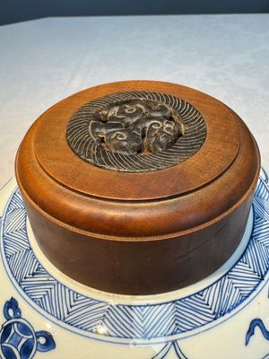 A Chinese blue and white 'Antiquities and Flower Baskets' vase with a wooden cover, Kangxi — photo 7