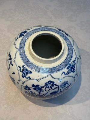 A Chinese blue and white 'Antiquities and Flower Baskets' vase with a wooden cover, Kangxi — photo 8