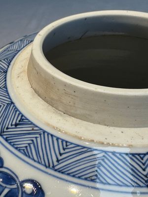 A Chinese blue and white 'Antiquities and Flower Baskets' vase with a wooden cover, Kangxi — photo 9