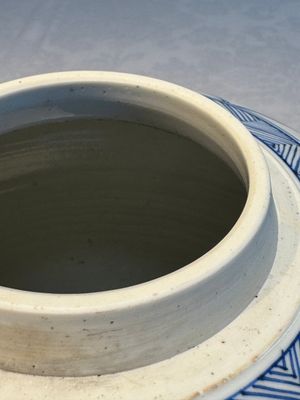 A Chinese blue and white 'Antiquities and Flower Baskets' vase with a wooden cover, Kangxi — photo 10