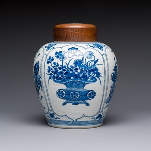 A Chinese blue and white 'Antiquities and Flower Baskets' vase with a wooden cover, Kangxi — photo 1