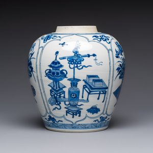 A Chinese blue and white 'Antiquities and Flower Baskets' vase with a wooden cover, Kangxi — photo 2