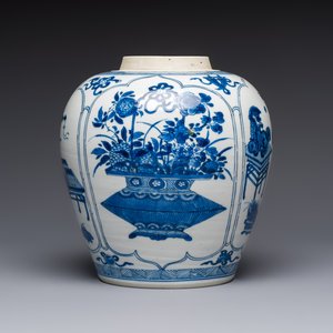 A Chinese blue and white 'Antiquities and Flower Baskets' vase with a wooden cover, Kangxi — photo 3