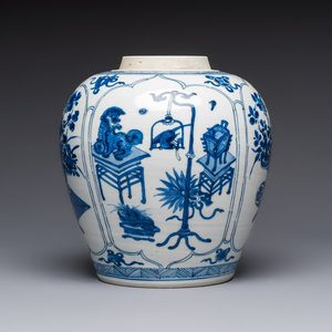 A Chinese blue and white 'Antiquities and Flower Baskets' vase with a wooden cover, Kangxi — photo 4