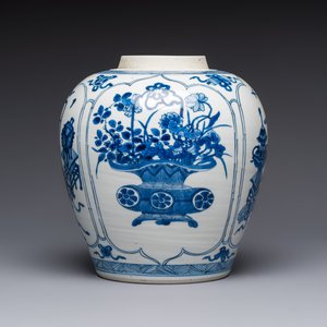 A Chinese blue and white 'Antiquities and Flower Baskets' vase with a wooden cover, Kangxi — photo 5