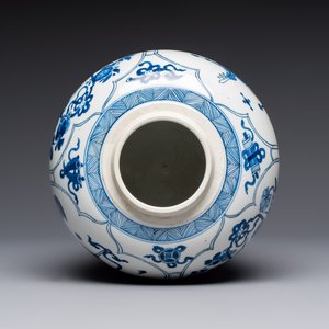 A Chinese blue and white 'Antiquities and Flower Baskets' vase with a wooden cover, Kangxi — photo 6