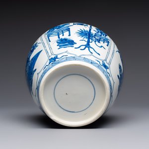 A Chinese blue and white 'Antiquities and Flower Baskets' vase with a wooden cover, Kangxi — photo 7