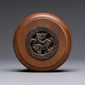 A Chinese blue and white 'Antiquities and Flower Baskets' vase with a wooden cover, Kangxi — photo 8