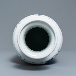 A Chinese blue and white 'antiquities and landscapes' rouleau vase, Kangxi — 照片 9