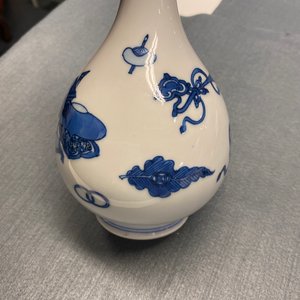 A Chinese blue and white 'antiquities' bottle vase, Kangxi — photo 11