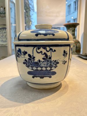 A Chinese blue and white 'Antiquities' bowl and cover, Kangxi — photo 1