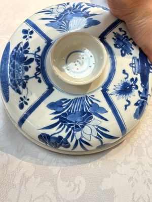 A Chinese blue and white 'Antiquities' bowl and cover, Kangxi — photo 12