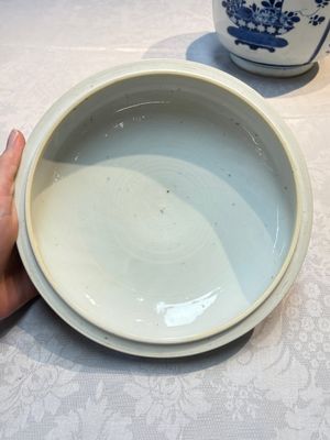 A Chinese blue and white 'Antiquities' bowl and cover, Kangxi — photo 13