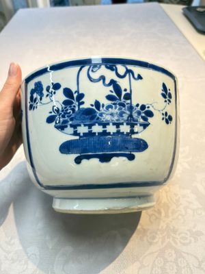 A Chinese blue and white 'Antiquities' bowl and cover, Kangxi — photo 2
