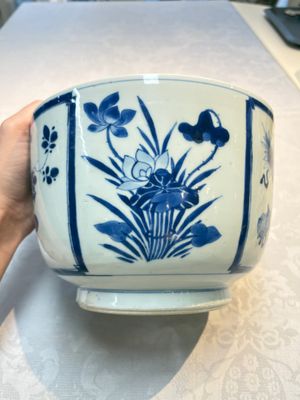 A Chinese blue and white 'Antiquities' bowl and cover, Kangxi — photo 3