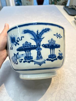 A Chinese blue and white 'Antiquities' bowl and cover, Kangxi — photo 4