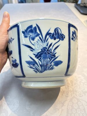 A Chinese blue and white 'Antiquities' bowl and cover, Kangxi — photo 5