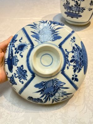 A Chinese blue and white 'Antiquities' bowl and cover, Kangxi — photo 8