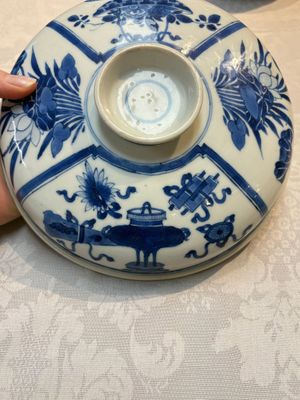 A Chinese blue and white 'Antiquities' bowl and cover, Kangxi — photo 9