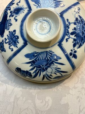 A Chinese blue and white 'Antiquities' bowl and cover, Kangxi — photo 10