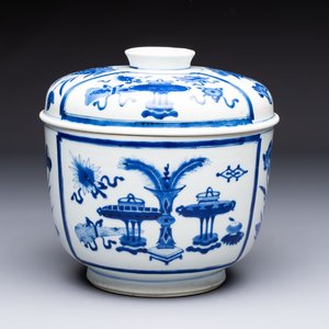 A Chinese blue and white 'Antiquities' bowl and cover, Kangxi — photo 1