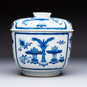 A Chinese blue and white 'Antiquities' bowl and cover, Kangxi — photo 2