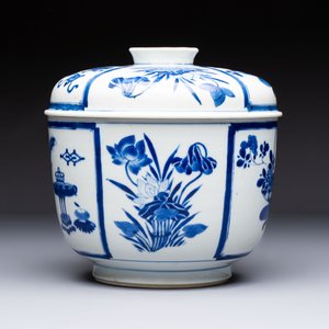 A Chinese blue and white 'Antiquities' bowl and cover, Kangxi — photo 3