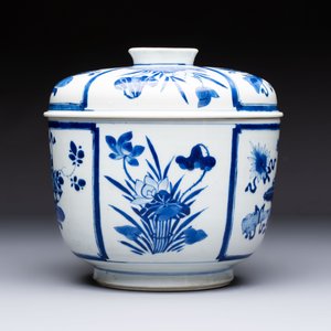 A Chinese blue and white 'Antiquities' bowl and cover, Kangxi — photo 5