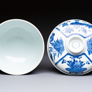 A Chinese blue and white 'Antiquities' bowl and cover, Kangxi — photo 6