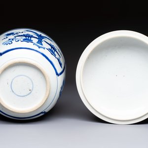 A Chinese blue and white 'Antiquities' bowl and cover, Kangxi — photo 7