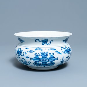 A Chinese blue and white 'antiquities' censer, 19th C. — 照片 2