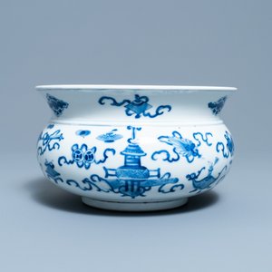 A Chinese blue and white 'antiquities' censer, 19th C. — 照片 5