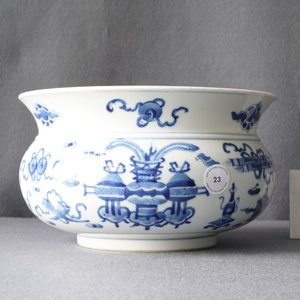 A Chinese blue and white 'antiquities' censer, 19th C. — 照片 9