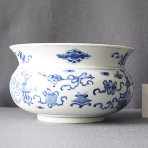 A Chinese blue and white 'antiquities' censer, 19th C. — 照片 10