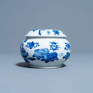 A Chinese blue and white 'antiquities' censer and cover, Kangxi — photo 3