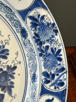 A Chinese blue and white 'antiquities' dish, Kangxi — 照片 6