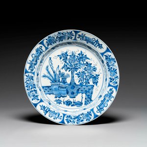 A Chinese blue and white 'antiquities' dish, Kangxi — 照片 1