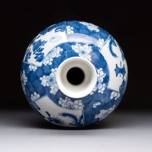 A Chinese blue and white 'antiquities' hookah base, Kangxi — photo 6