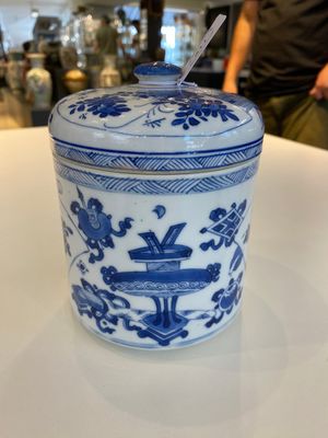 A Chinese blue and white ‘antiquities’ jar and cover, Kangxi — 照片 1