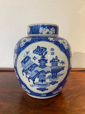 A Chinese blue and white ‘antiquities’ jar and cover, Kangxi — photo 1