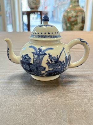 A Chinese blue and white 'antiquities' teapot and cover, Jiajing mark, Kangxi — 照片 1