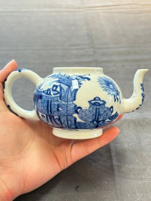 A Chinese blue and white 'antiquities' teapot and cover, Jiajing mark, Kangxi — 照片 2