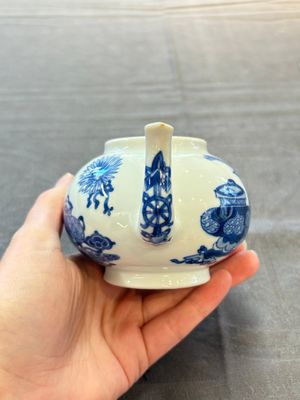 A Chinese blue and white 'antiquities' teapot and cover, Jiajing mark, Kangxi — 照片 3