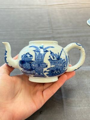 A Chinese blue and white 'antiquities' teapot and cover, Jiajing mark, Kangxi — 照片 4