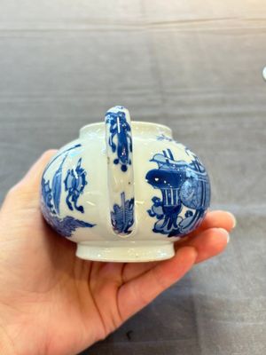 A Chinese blue and white 'antiquities' teapot and cover, Jiajing mark, Kangxi — 照片 5