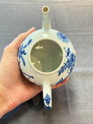 A Chinese blue and white 'antiquities' teapot and cover, Jiajing mark, Kangxi — 照片 6